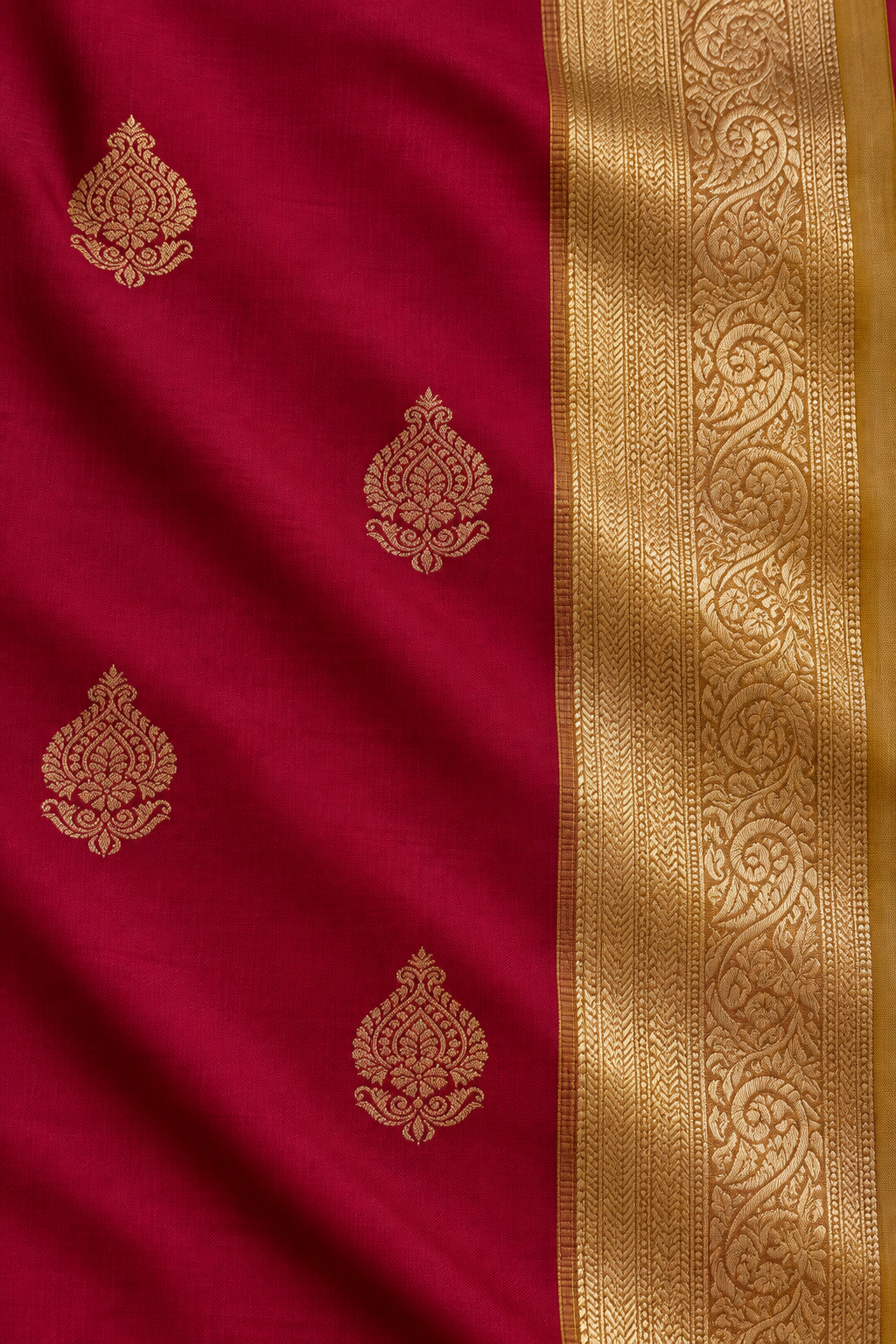 red saree — close-up-patroon
