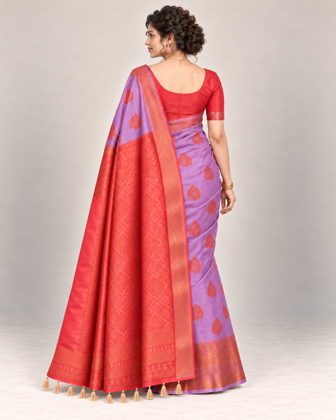 Back view of lilac saree with coral floral diamond pallu